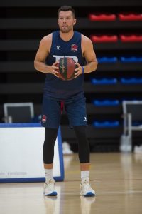 Alec Peters sufre una lesión en su rodilla derecha