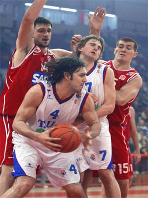 Foto: euroleague. Scola y Macijauskas en El Pireo en 2004 Foto: euroleague. Scola y Macijauskas en El Pireo en 2004