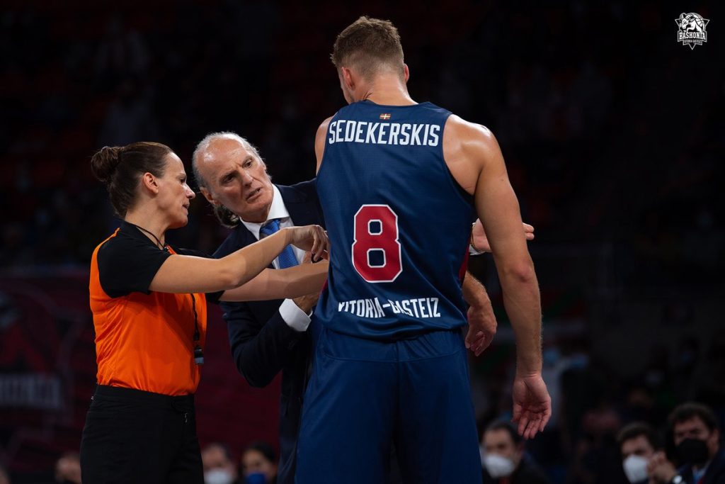 Foto: Baskonia. Tadas Sedekerskis ante la mirada de Dusko Ivanovic y la colegiada Anne Panther