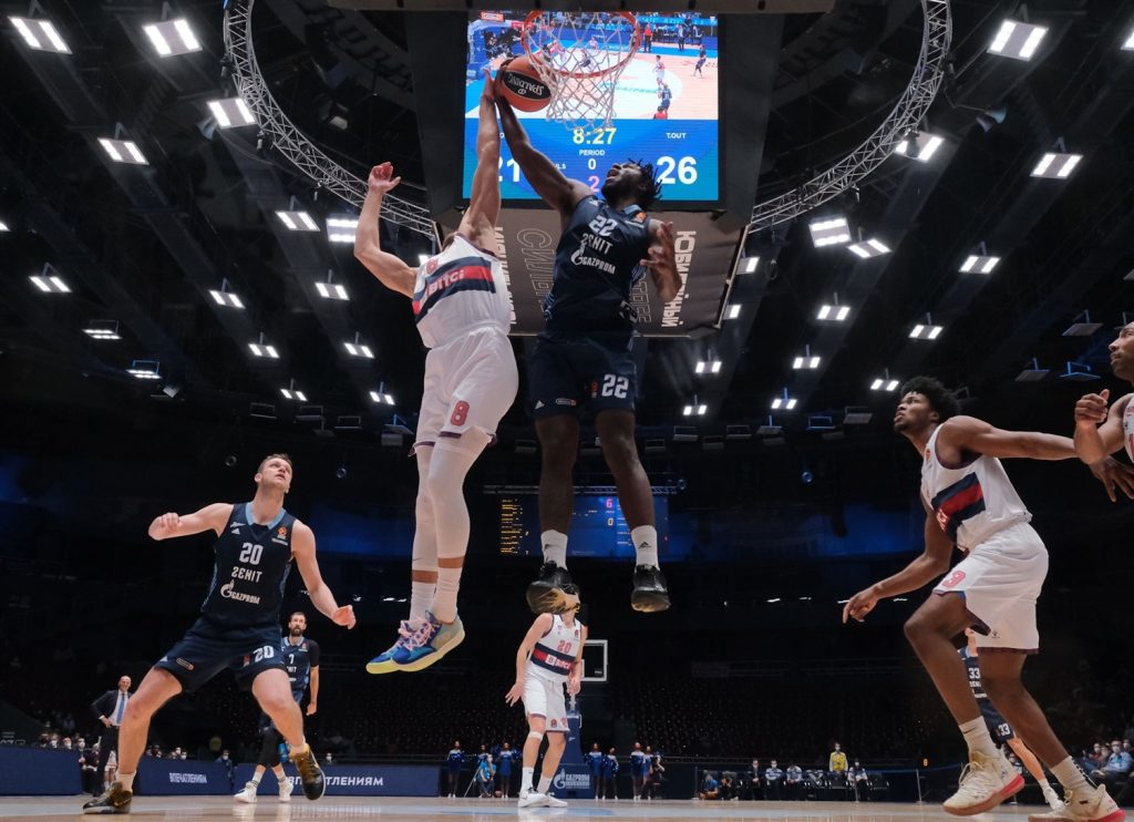 Foto: euroleague. Alex Poythress ante Tadas Sedekerskis en San Petersburgo