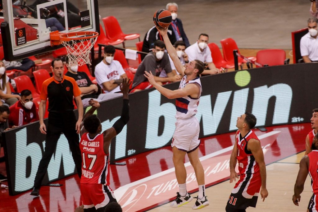 Foto: euroleague. Arturs Kurcus ante Olympiacos