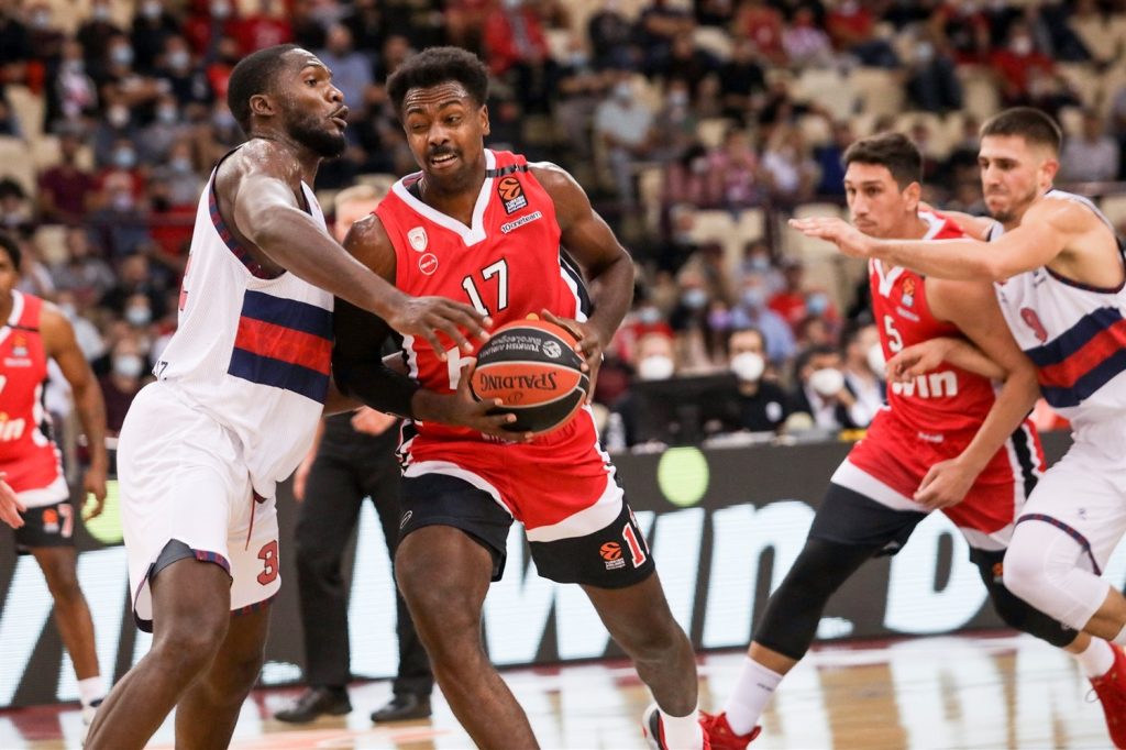 Foto: euroleague. Landy Nnoko ante Jean Charles Livio en El Pireo