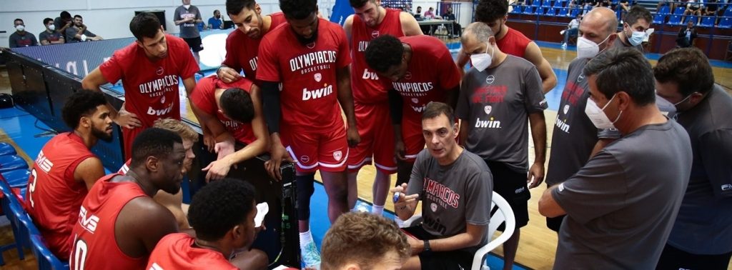 Foto: euroleague. Bartzokas en un tiempo muerto de Olympiacos durante la pretemporada