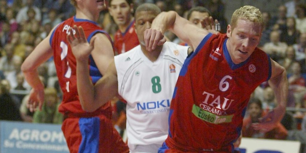 Foto:euroleague. Travis Hansen supera a Mike Batiste en el Top 8 de 2006