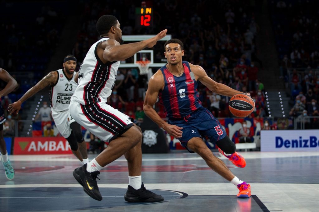 Foto:euroleague. Wade Baldwin IV ante Kyle Hines de Milán en el Buesa Arena