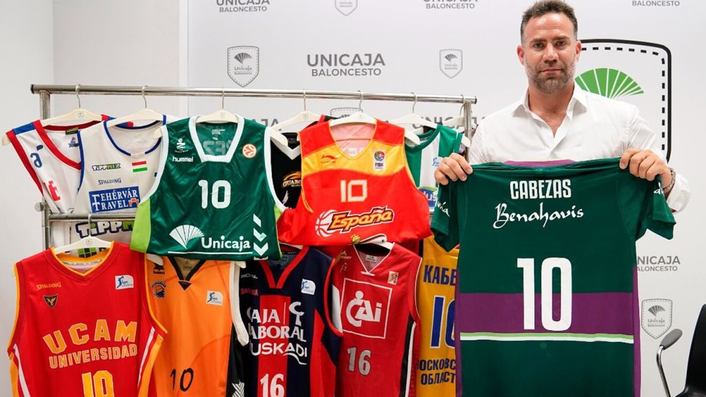 Foto: CB Unicaja. Carlos Cabezas, retirado recientemente con las camisetas que vistió como jugador, entre ellas la de Unicaja y Baskonia