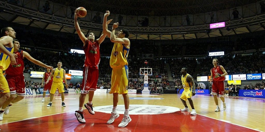 Foto: euroleague. Luis Scola ante Lior Eliyahu en la victoria del Baskonia por 94-73 el 07/03/07 Foto: euroleague. Luis Scola ante Lior Eliyahu en la victoria del Baskonia por 94-73 el 07/03/07