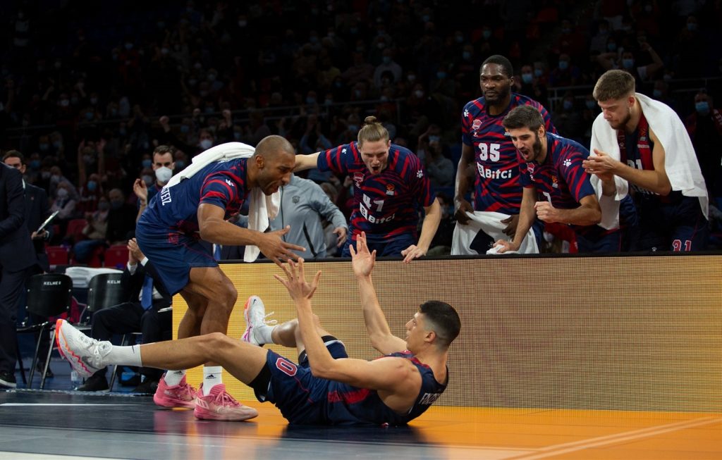 Foto: Euroleague. Jayson Granger celebra una canasta de Simone Fontecchio