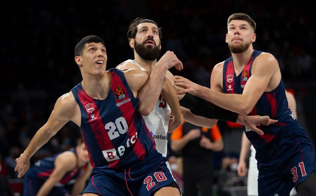 Foto: euroleague. Fontecchio y Giedraitis pugnan con Toko Shengelia