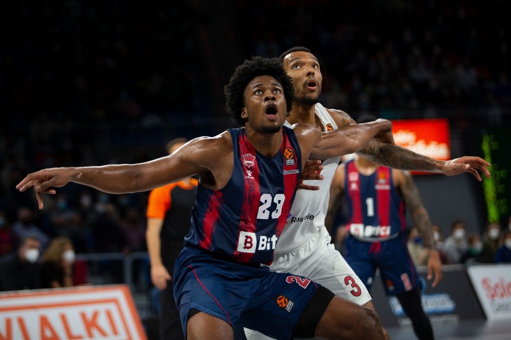 Foto: euroleague. Steven Enoch ante Bolomboy de CSKA el pasado viernes