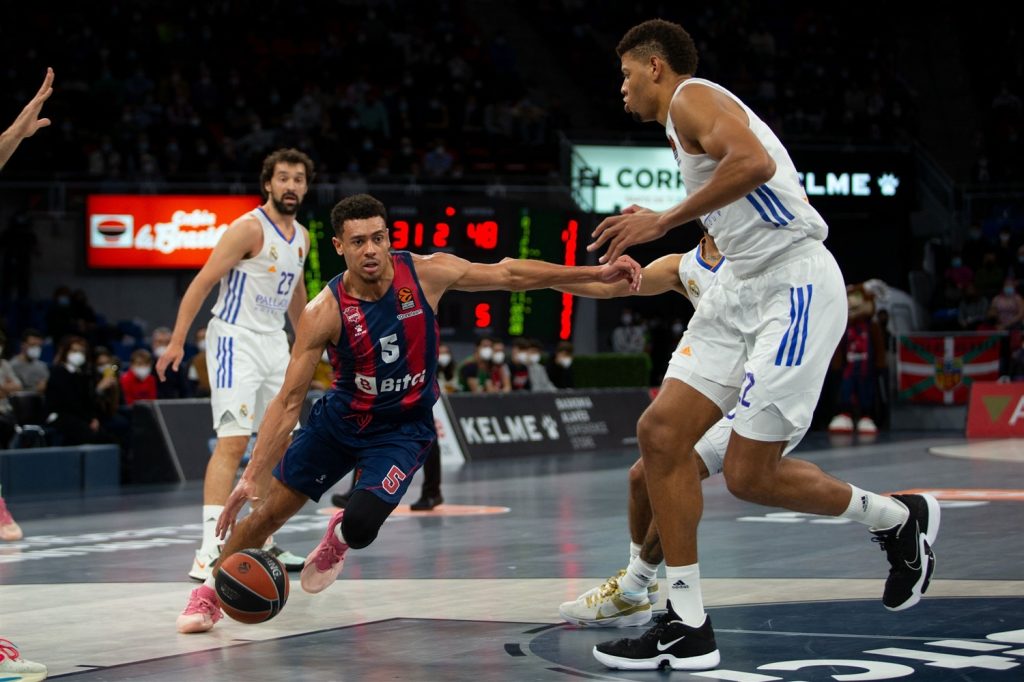 Foto: euroleague. Wade Baldwin ante Tavares en el Buesa Arena
