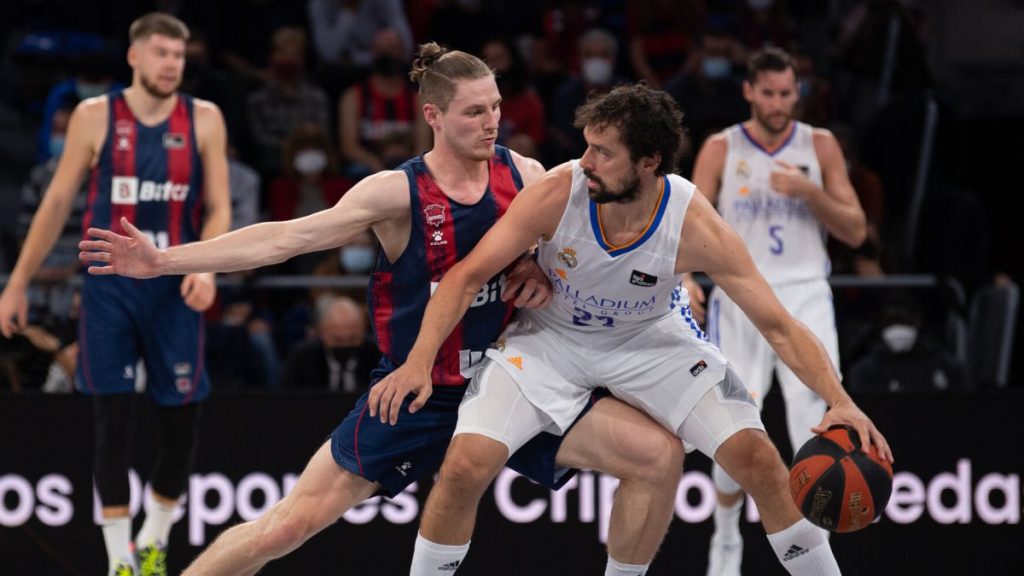 Foto: ACBPhoto/A.Bouzo. Kurucs defiende a Llull