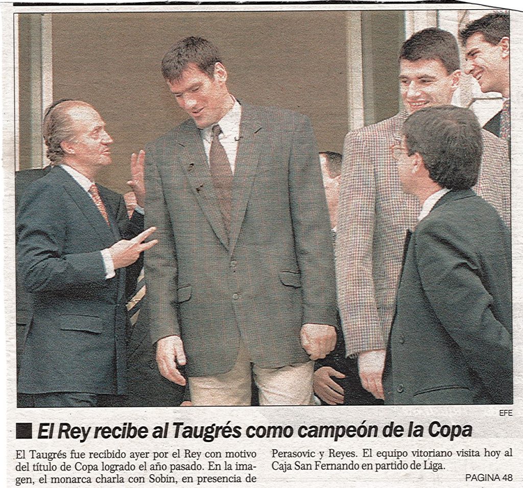 Foto: El Correo. Goran Sobin charlando con Juan Carlos I