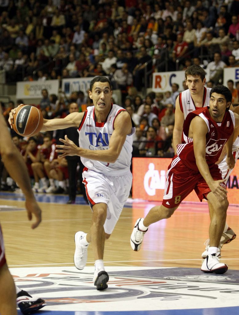 Foto: ACBphoto. Pablo Prigioni ante Lucas Victoria en la primera visita a Zaragoza en 2008 (Supercopa ACB) Foto: ACBphoto. Pablo Prigioni ante Lucas Victoria en la primera visita a Zaragoza en 2008 (Supercopa ACB)