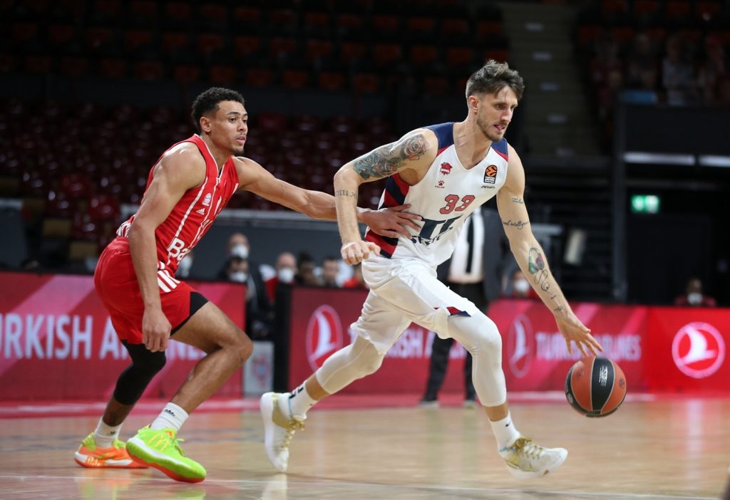 Foto: euroleague. Baldwin persigue a Polonara en el partido celebrado en Múnich el 18/12/20