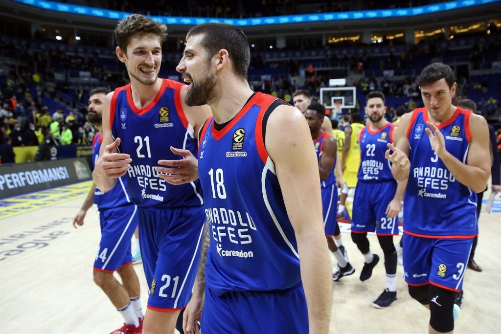 Foto: euroleague.net Los jugadores de Anadolu Efes tras ganar a Fenerbahçe