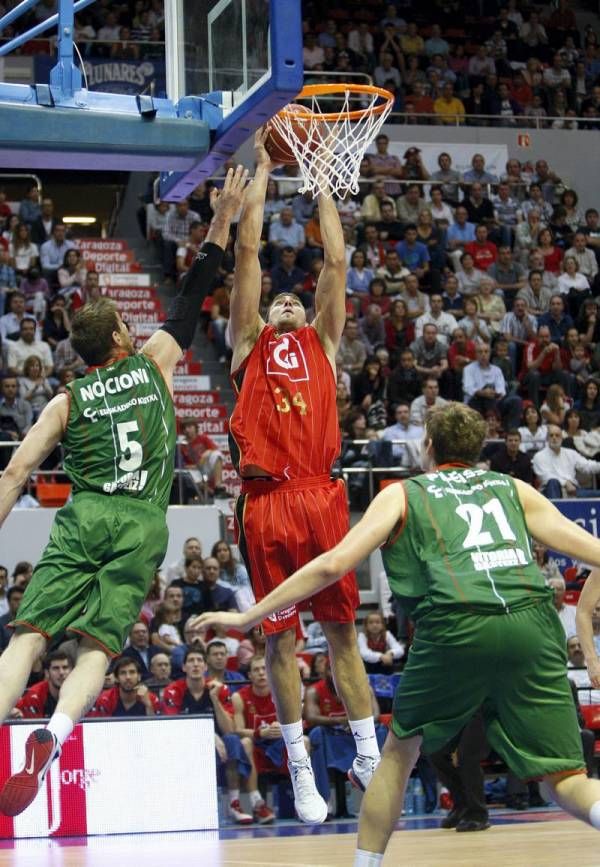Foto: El Periódico de Aragón . Aguilar machaca el aro del Baskonia ante Nocioni y Pleiss Foto: El Periódico de Aragón . Aguilar machaca el aro del Baskonia ante Nocioni y Pleiss