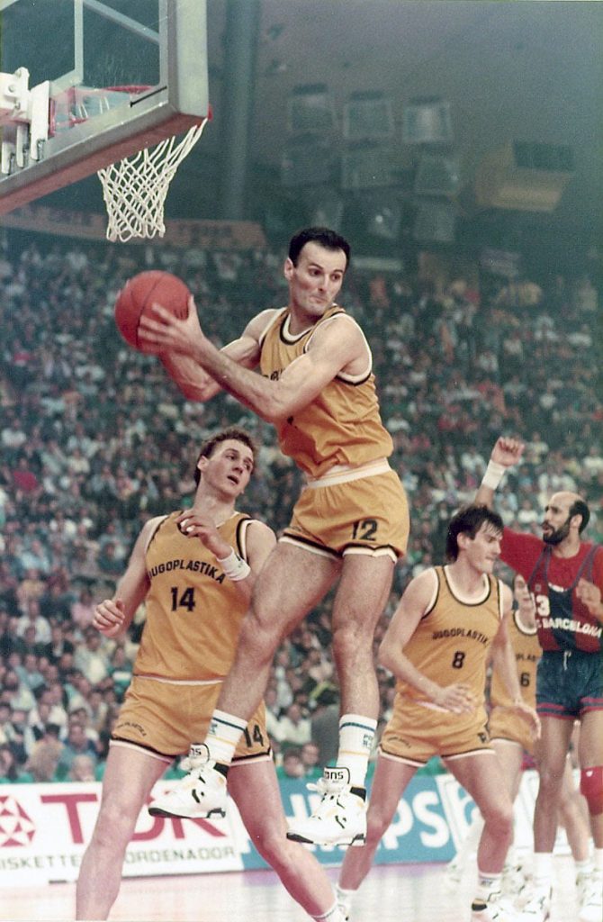 Foto: Miguel Ángel Forniés. Goran Sobin con en el número 8 , junto a Dusko Ivanovic y Dino Radja en la Final de la Euroliga de 1989 en Múnich