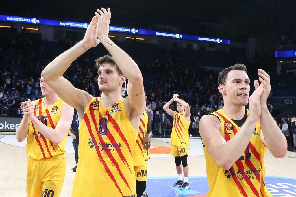 Foto: euroleague. Los jugadores del Barça celebran su triunfo en la cancha de Anadolu Efes