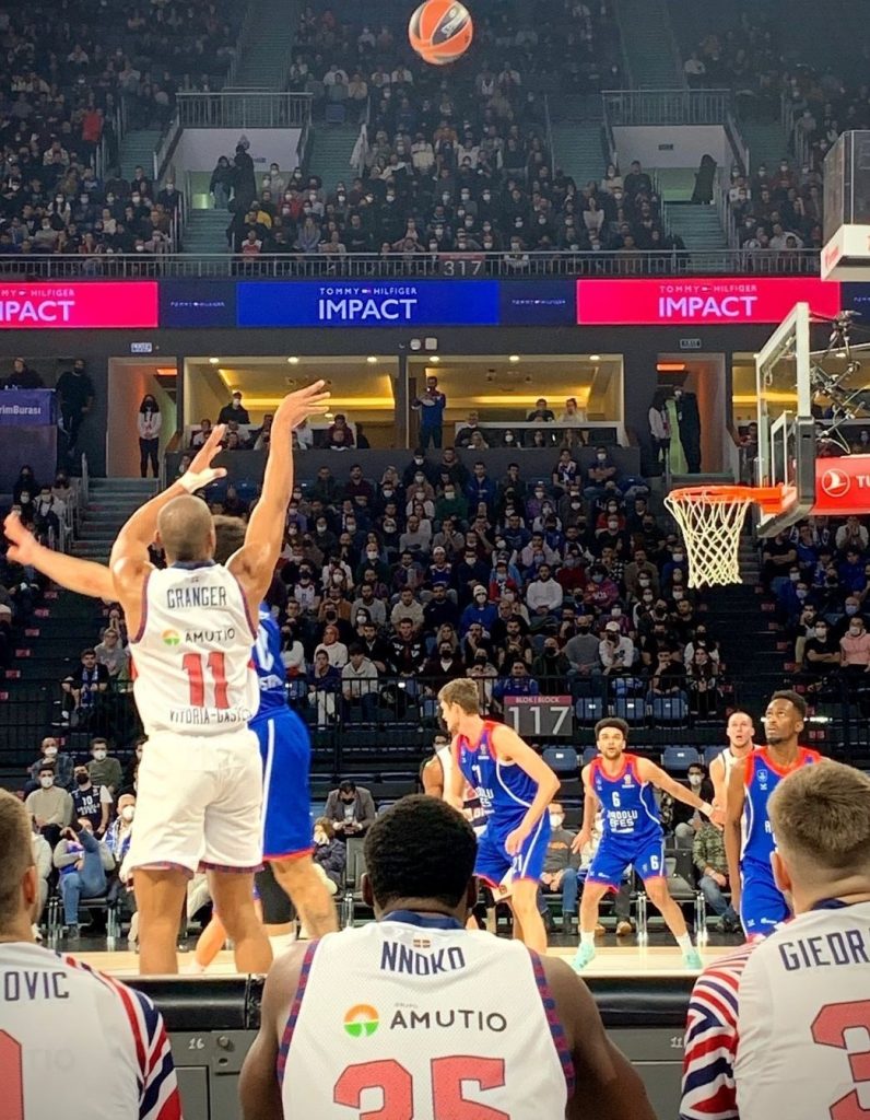 Foto: Baskonia. Jayson Granger ante Anadolu Efes durante la gira turca 