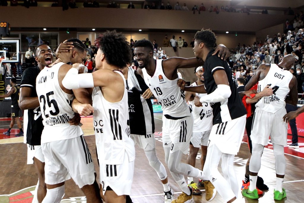 Foto: euroleague. Los jugadores de Asvel celebran su espectacular victoria en Mónaco.