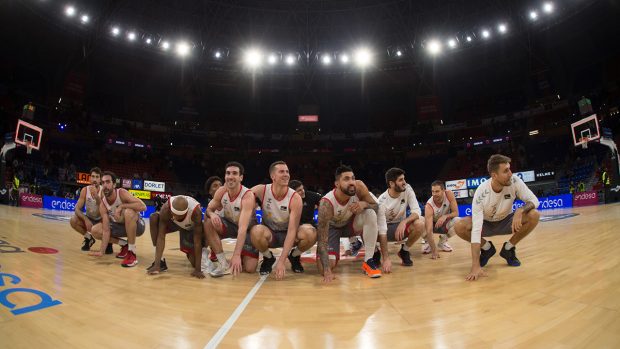 Foto: sanpabloburgos.com. Los jugadores burgaleses celebran su primer triunfo en el Buesa Arena en 2019