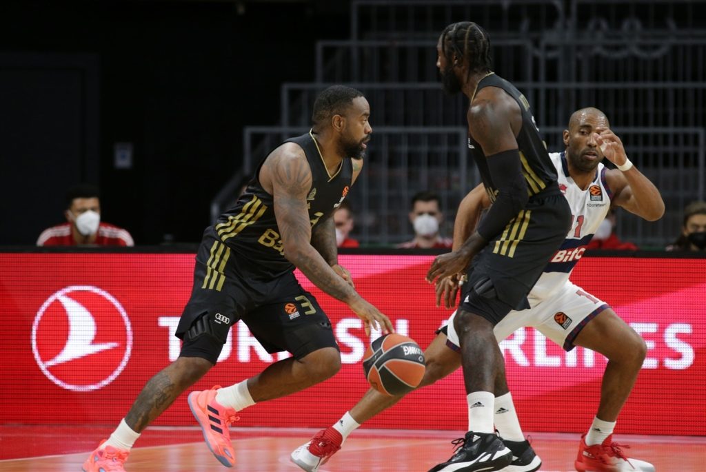 Foto: euroleague. Matt Costello ante Thompkins del Real Madrid