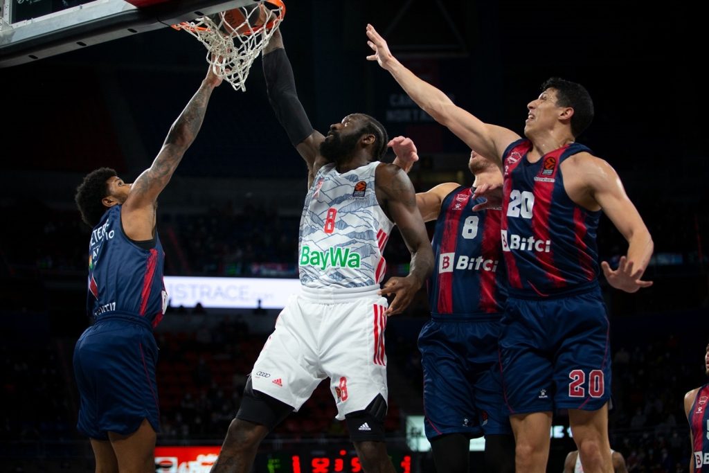 Foto: euroleague. Othello Hunter impuso su autoridad en los aros del Buesa Arena