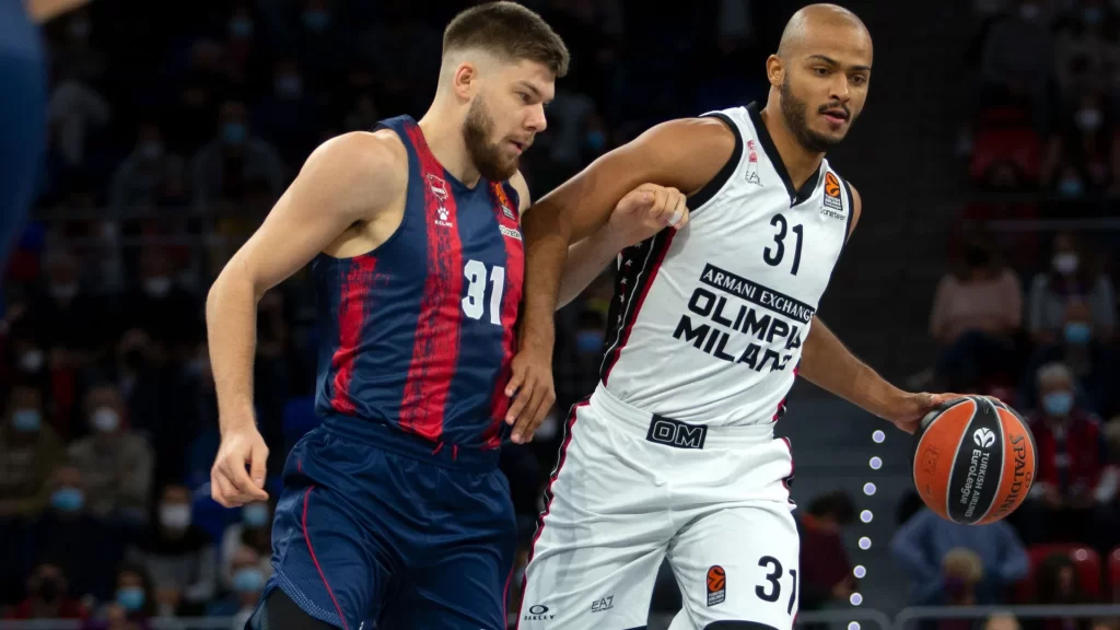 Fotos: euroleague. Giedraitis ante Shields en el partido disputado en Vitoria-Gasteiz