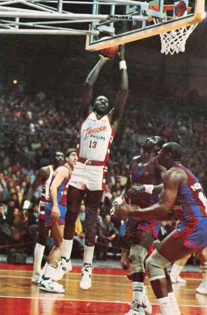 Foto: museodelbasket-milano.it. Rickey Brown con Tracer Milán en la temporada 87/88 Foto: museodelbasket-milano.it. Rickey Brown con Tracer Milán en la temporada 87/88