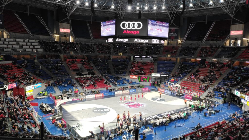 Foto: @patavouka. Aspecto del Buesa Arena ante Coosur Betis