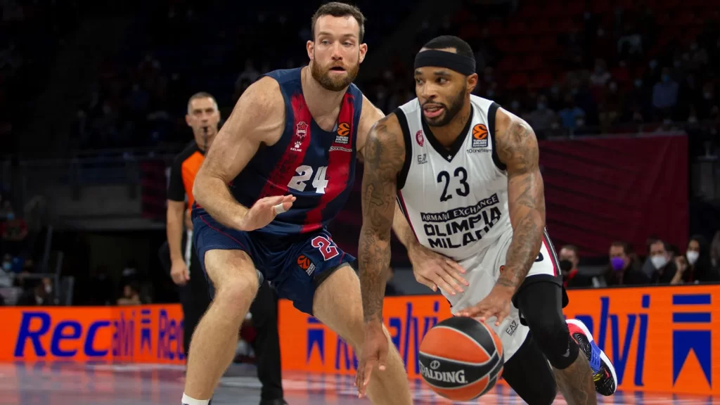 Foto: euroleague. Matto Costello ante Malcolm Delaney en el Buesa Arena Foto: euroleague. Matto Costello ante Malcolm Delaney en el Buesa Arena