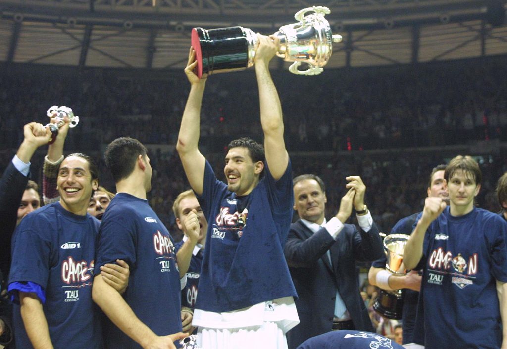 Foto: Saski Baskonia. Celebración de la Copa del Rey de 2002 en el Buesa Arena