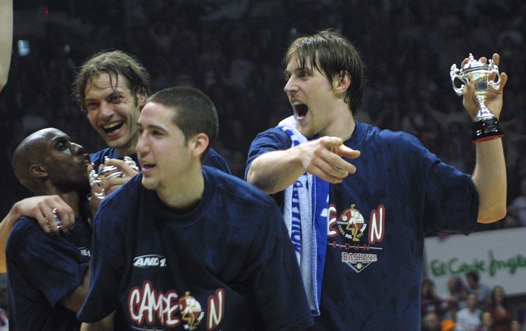 Foto: Saski Baskonia. Celebración de la Copa del Rey de 2002 en el Buesa Arena