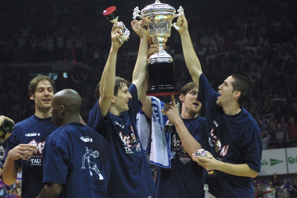 Foto: Saski Baskonia. Celebración de la Copa del Rey de 2002 en el Buesa Arena