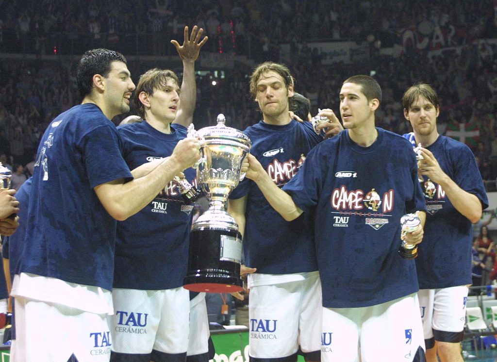 Foto: Saski Baskonia. Celebración de la Copa del Rey de 2002 en el Buesa Arena