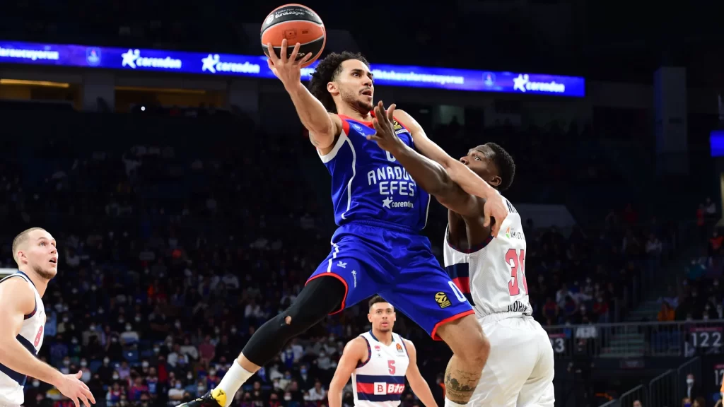 Foto: Euroleague. Shane Larkin ante Nnoko en el partido jugado en Estambul