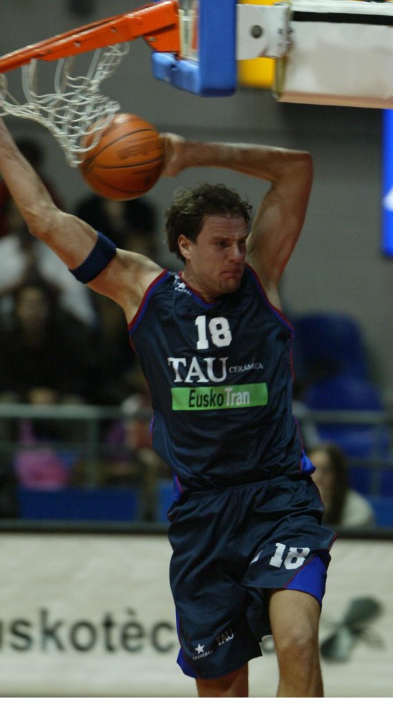 Foto: Saski Baskonia. Kornel David machaca el aro de Alba Berlín