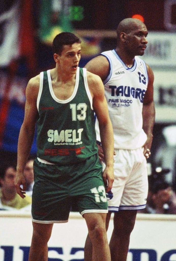 Ken Bannister ante el esloveno Boris Gorenc de Smelt Olimpija en al Final de la Recopa de Europa jugada en Lausana