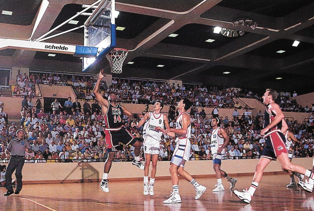 Foto: America's Dream Team. Barkley ante Francia en Mónaco