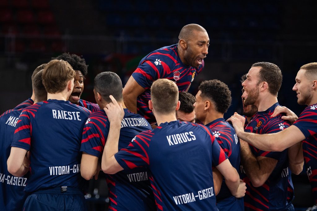 Foto. Baskonia/A. Bouzo. Los jugadores del Baskonia en el partido ante Fenerbahçe