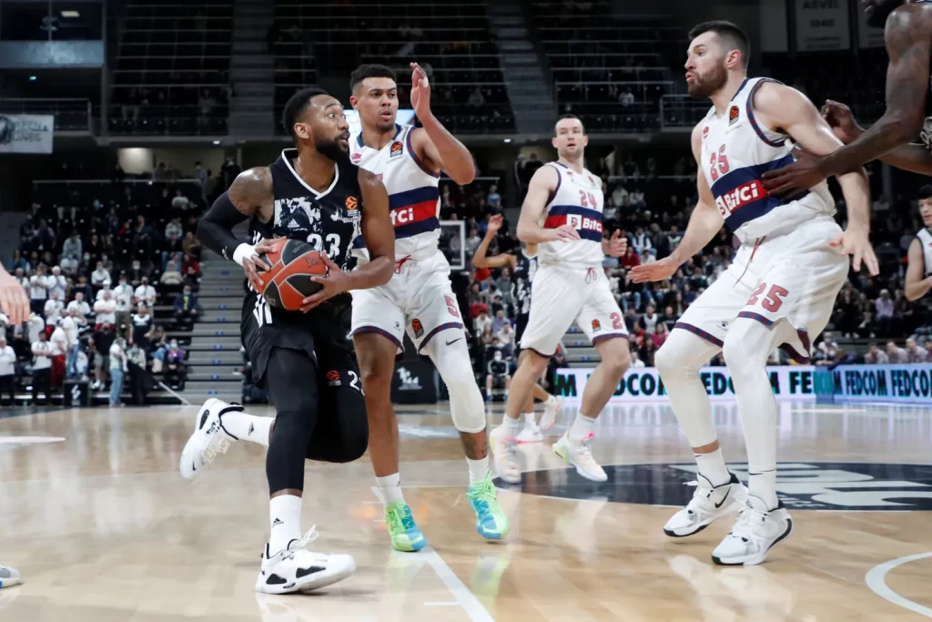 Foto: Euroleague. La defensa baskonista permitió ganar el partido ante Asvel en los últimos minutos