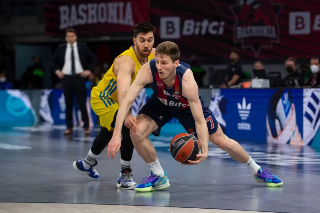 Foto: Euroleague. Kurucs ante Blatt de Alba Berlín en el Buesa Arena