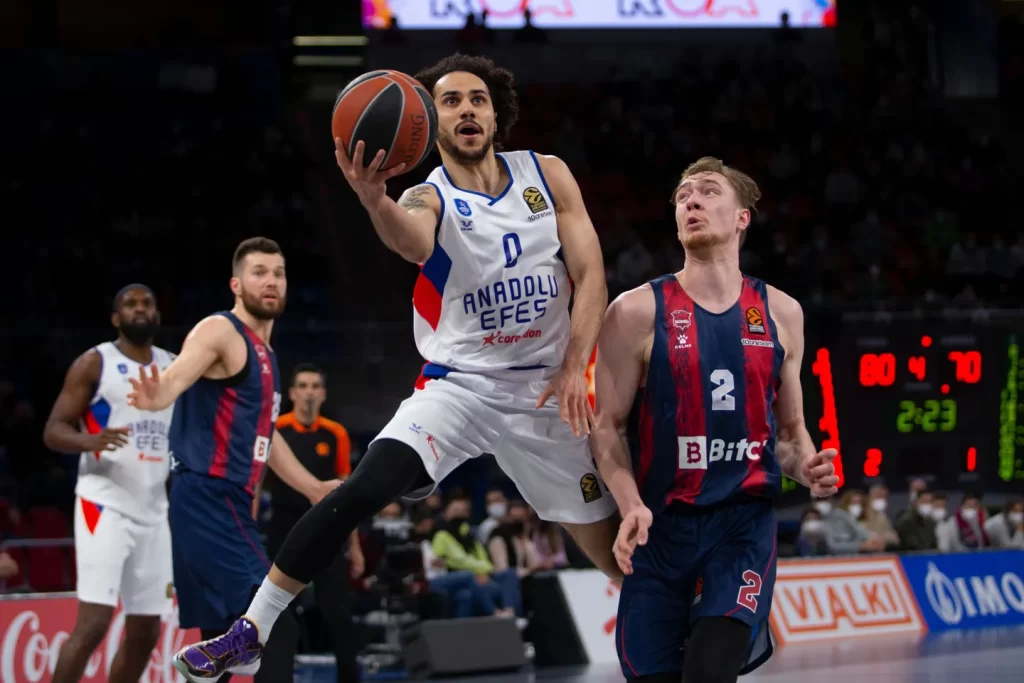 Foto: Euroleague Larkin y Raieste protagonistas en el Baskonia - Efes