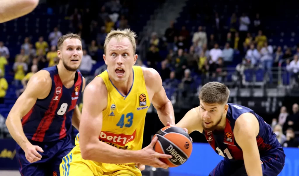 Foto: Euroleague. Luke Sikma ante Baskonia en Berlín