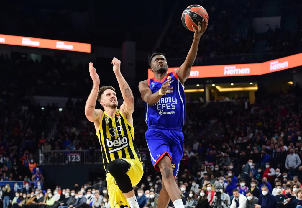 Foto: Euroleague. Achille Polonara intenta taponar a Rodrigue Beaubois.