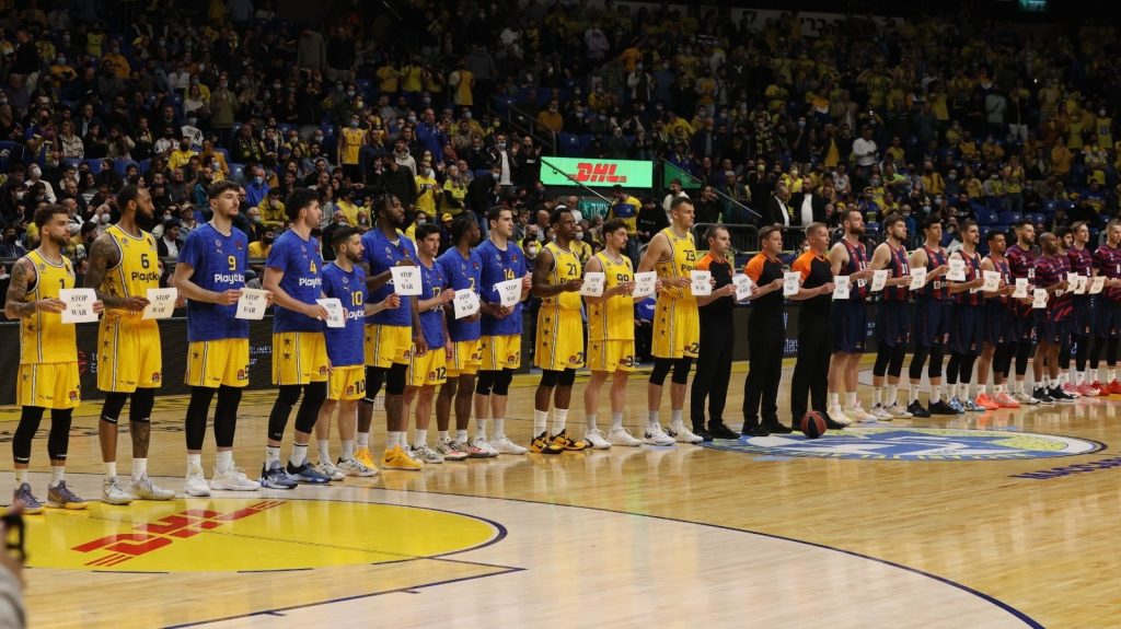 Foto: Maccabi Tel Aviv BC. Las plantillas de Maccabi y Baskonia con el lema Stop the War antes del partido en Tel Aviv