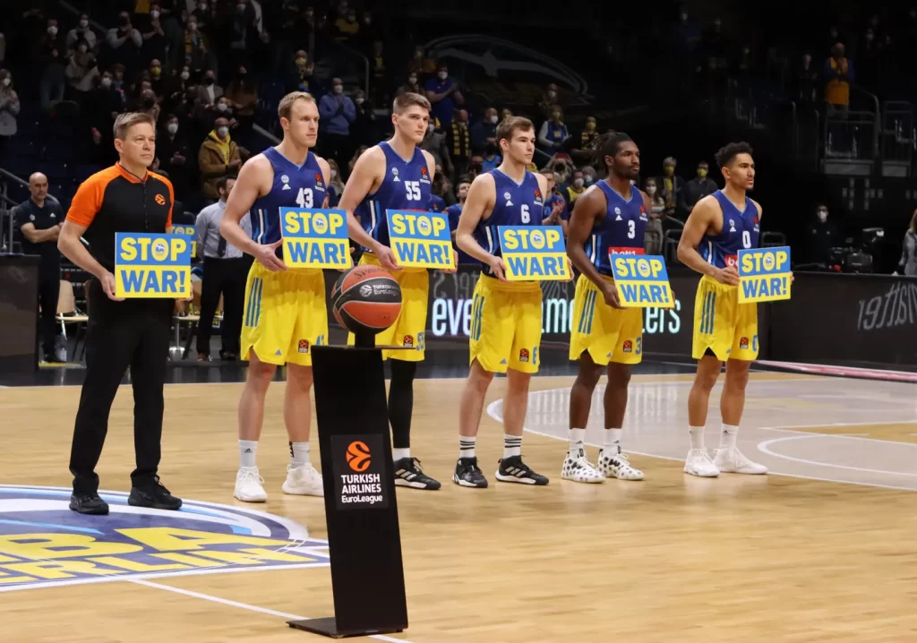 Foto: Euroleague. Alba Berlín combinó sus colores para lucir la bandera de Ucrania en su visita a Kaunas.