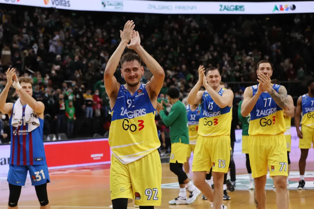 Foto: Euroleague. Zalgiris con los colores de la bandera de Ucrania ante el F.C Barcelona