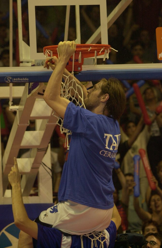 Foto: Saski Baskonia. Andrés Nocioni corta la red para celebrar el título de Liga ACB